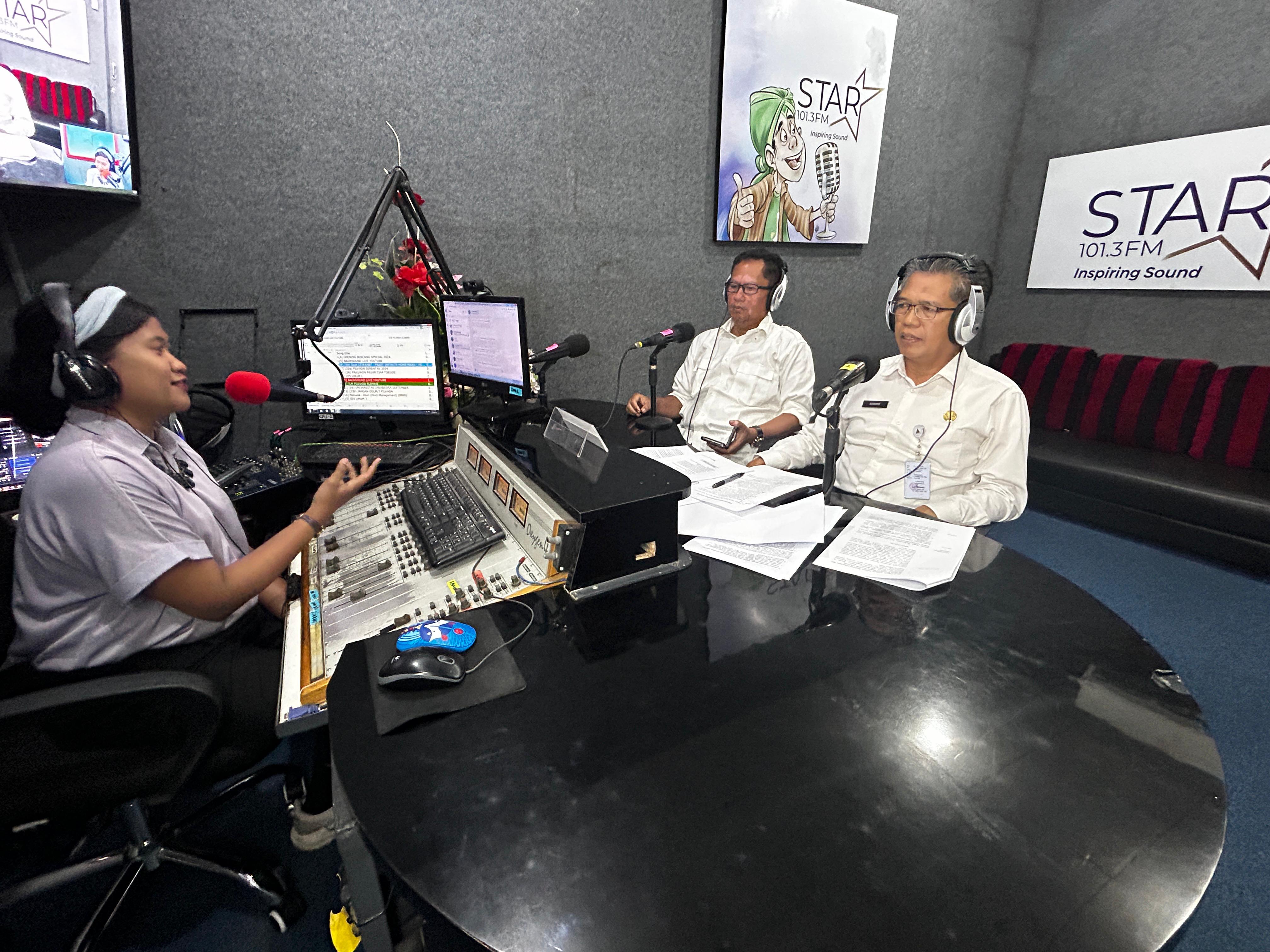 NETRAL: Sekda Sleman Susmiarto dan Kepala Kesbangpol Sleman Indra Darmawan saat mengikuti podcast tentang pilkada serentak, Rabu (25/9/2024).  (Doc. PWI Sleman)