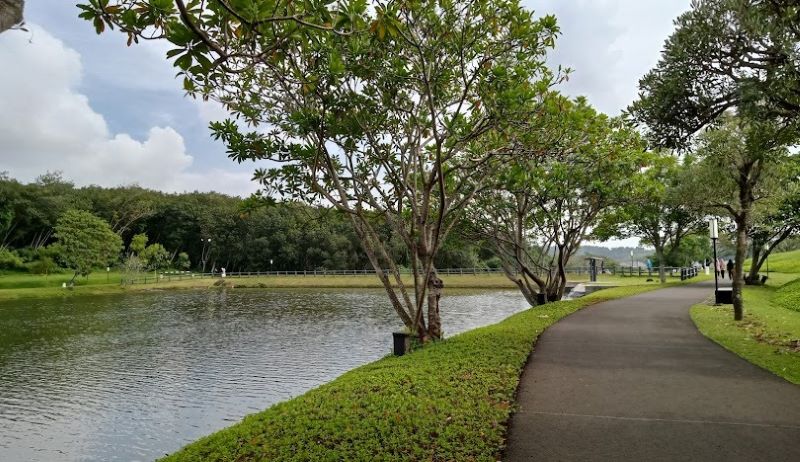 Menikmati suasana tenang Danau BSB Semarang.