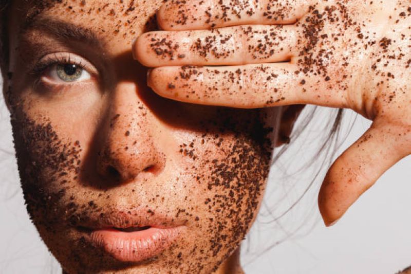 Potret kecantikan seorang wanita muda dengan kopi bubuk di atas kulitnya yang bersih dan sehat  (pixabay)