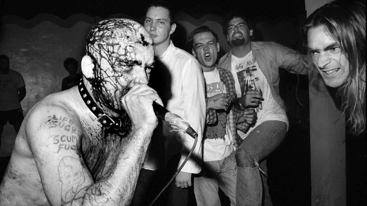 Sosok GG Allin (memegang mic).