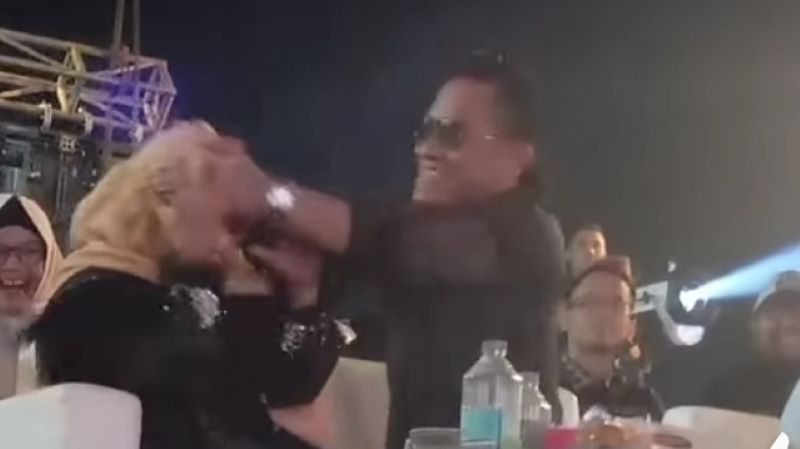 Adegan saat Gus Miftah uyel-uyel kepala sang istri.