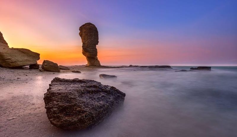 Keindahan Batu Payung Lombok dengan formasi alam yang unik.
