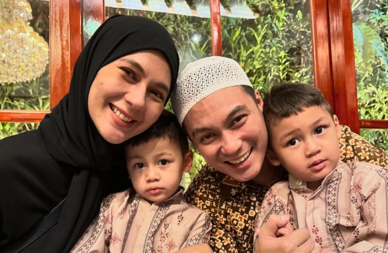 Foto kebersamaan Baim Wong dan Paula Verhoeven dengan kedua anaknya.