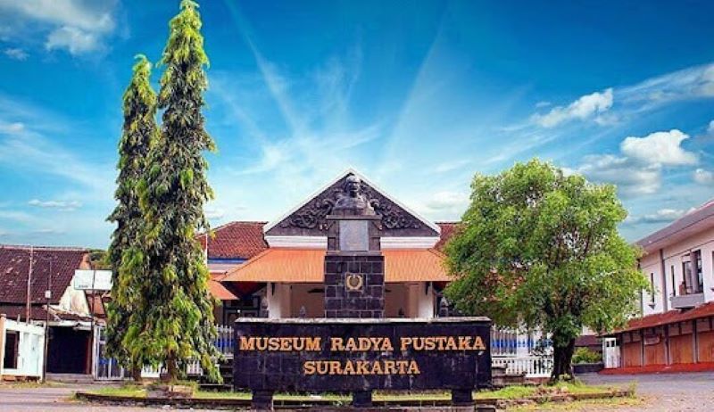 Halaman depan Museum Radya Pustaka, Surakarta.