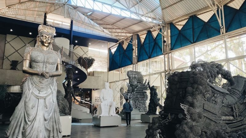 Koleksi patung seniman Nyoman Nuarta di NuArt Sculpture Park.
