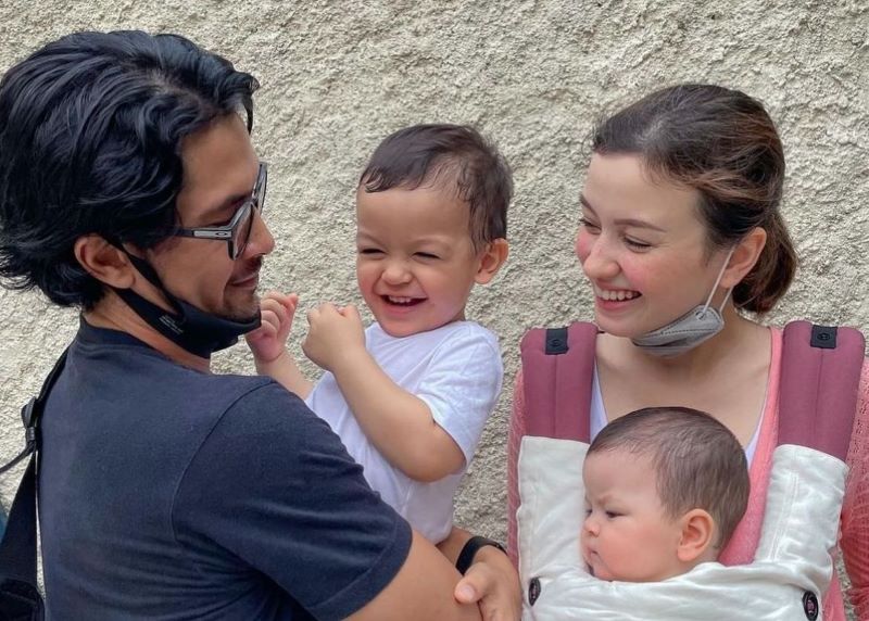 Potret kebersamaan Edward Akbar dan Kimberly Ryder dengan kedua anaknya sebelum gugatan.