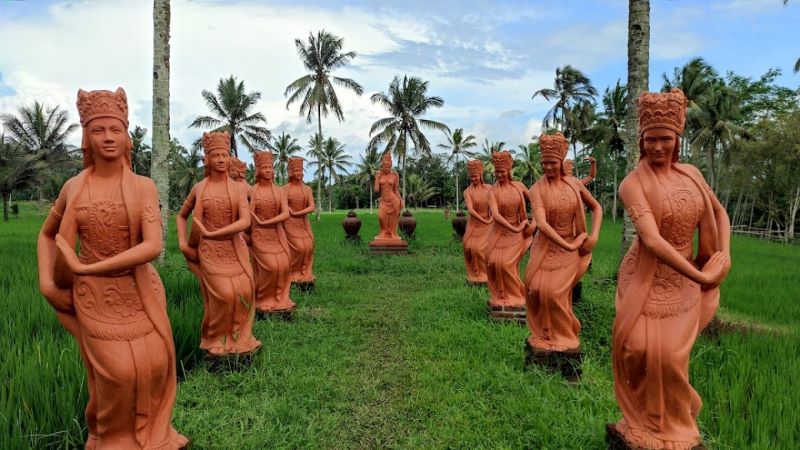 Keindahan Taman Gandrung Terakota dengan 1.000 patung penari.