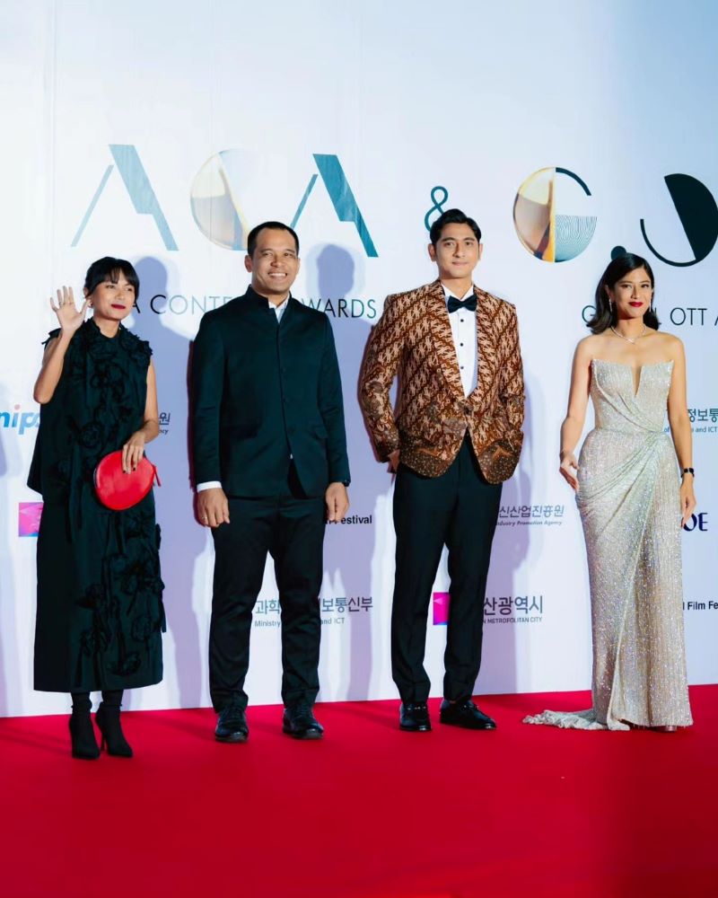 Cheers to @aca_g.ott Best Director @kamilandini @ifa_isfansyah Another win for Gadis Kretek team.