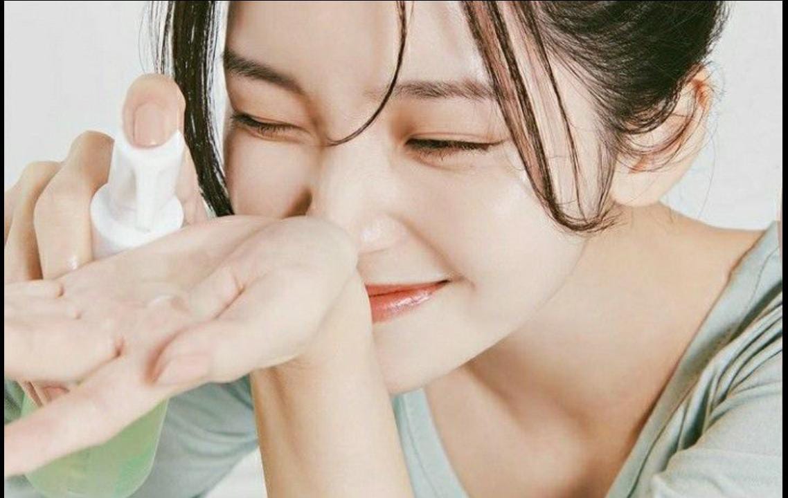 wanita sedang menuangkan produk skincare ke telapak tangan (pinterest)
