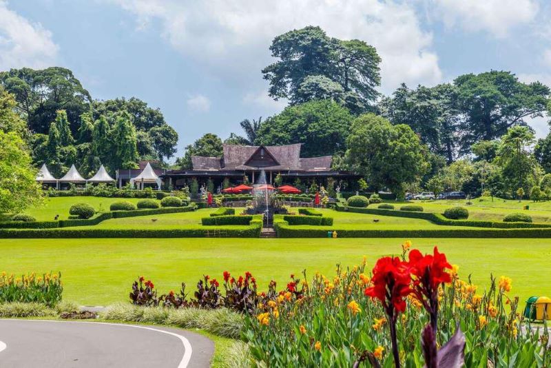 Keindahan alam dan sejarah berpadu di Kebun Raya Bogor.