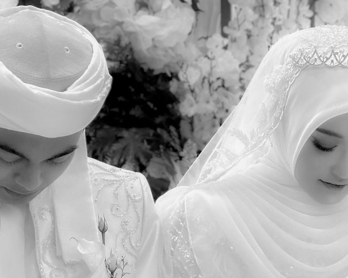 Gus Zizan menikah muda dengan selebgram Kamila Asy Syifa.