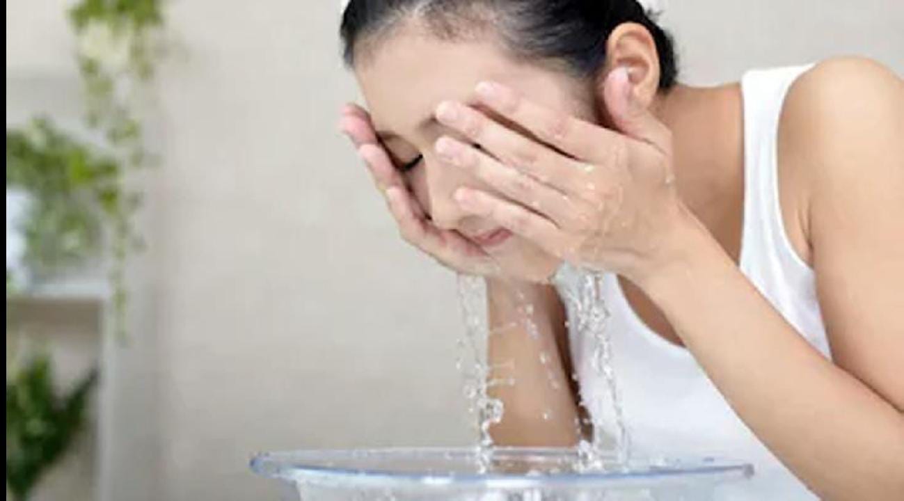 ilustrasi mencuci muka di pagi hari (pinterest)