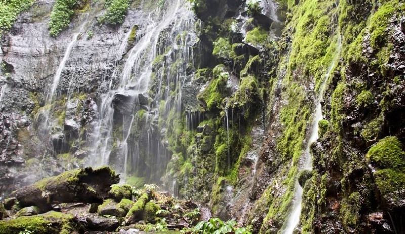 Menemukan ketenangan di bawah air terjun menawan Curug Lawe Secepit.