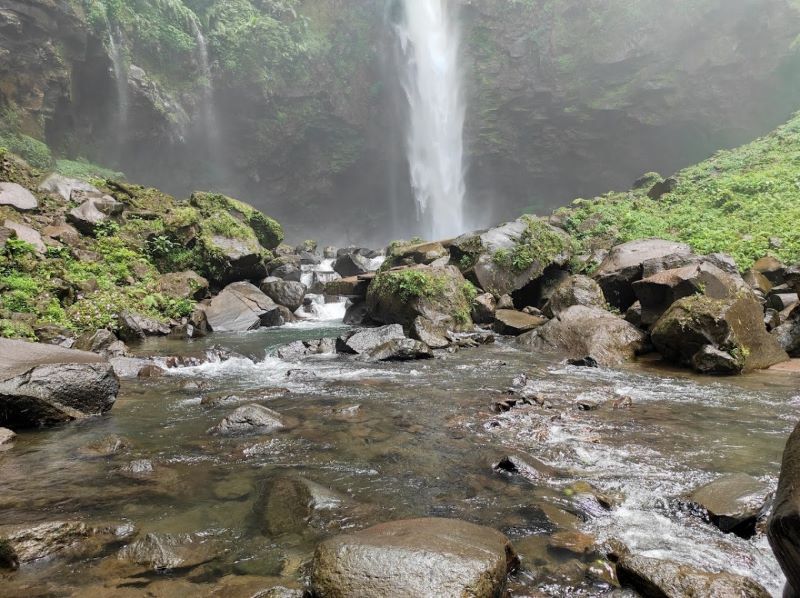 Curug Cipendok, air terjun megah setinggi 93 meter di lereng Gunung Slamet.