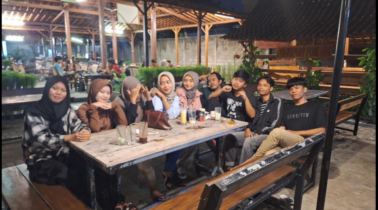 ilustrasi nongkrong bersama teman di kedai kopi (Ndayu Fulandari)