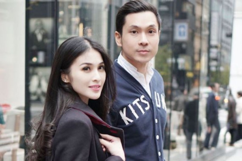 Potret Sandra Dewi beserta suaminya.