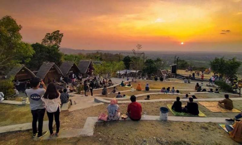 Keindahan sunset di Puncak Sosok Bantul.