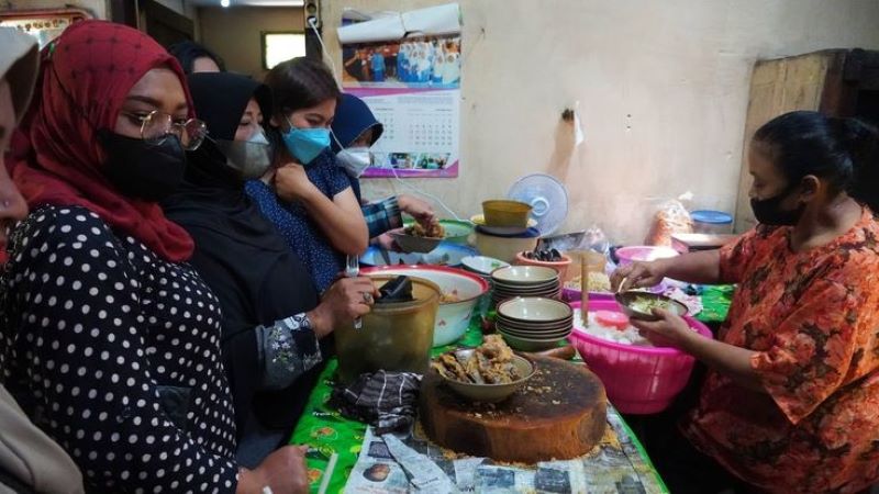 Kuliner legendaris soto daging Bu Marem.