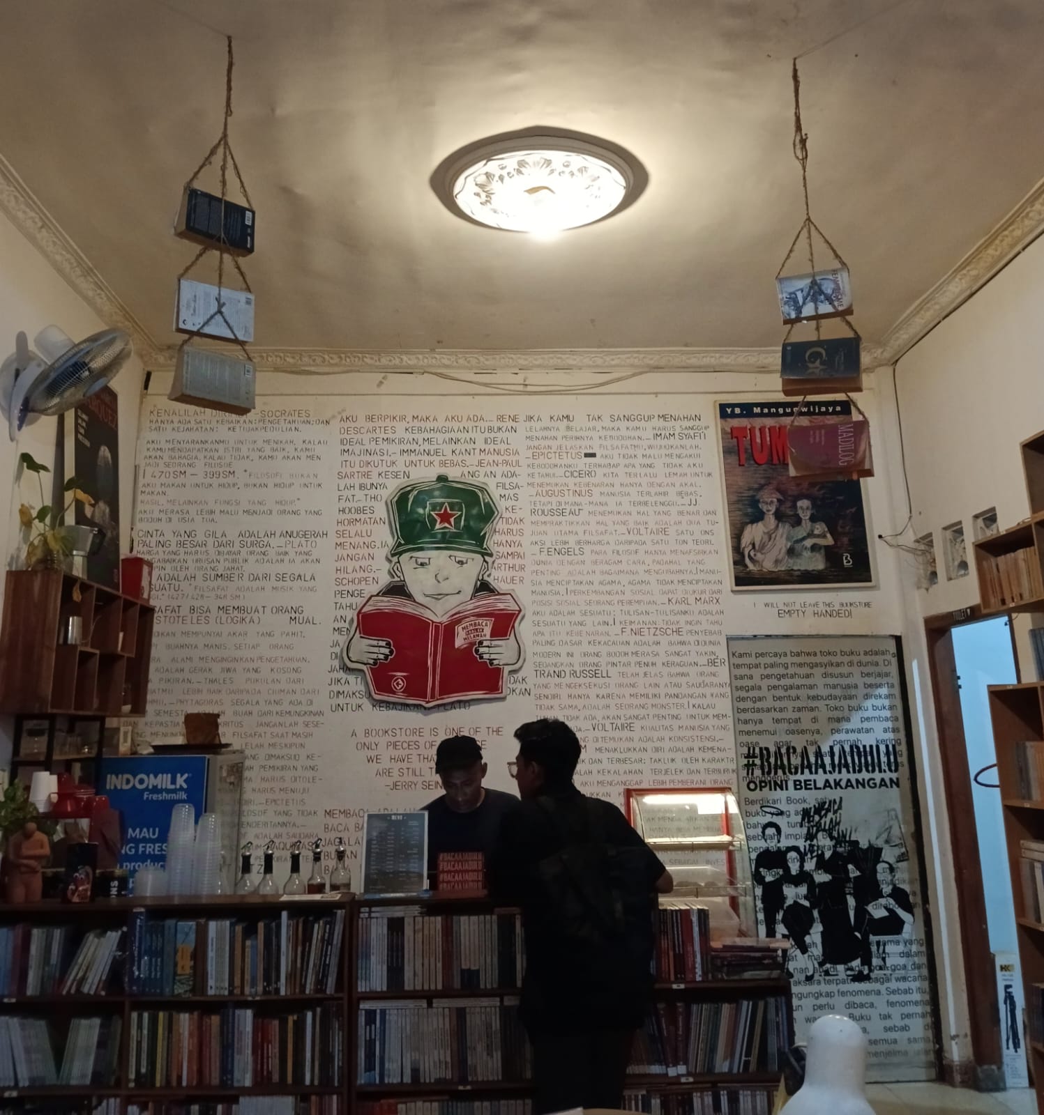 suasana  Toko Buku Berdikaribook Jogja.