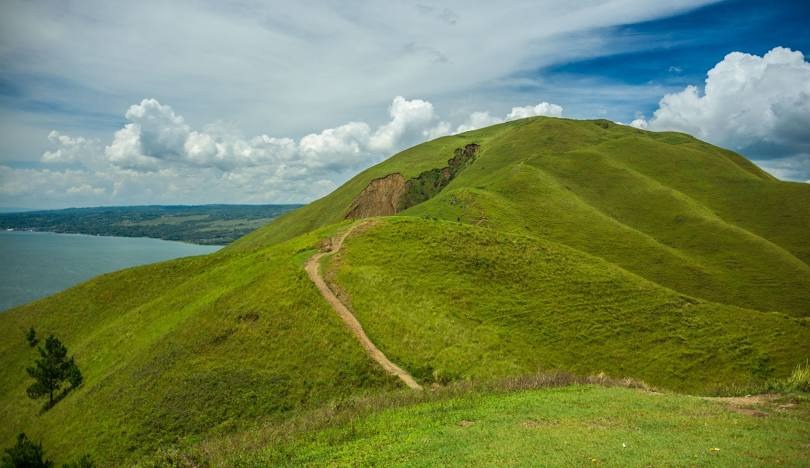 Keindahan Bukit Holbung dengan panorama Danau Toba.
