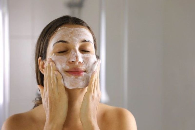 Rekomendasi Facial Wash Untuk Kulit Berjerawat.