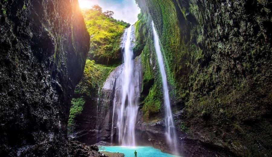 Air Terjun Madakaripura, surga tersembunyi di Probolinggo dengan tebing megah dan suasana alam yang menyejukkan.