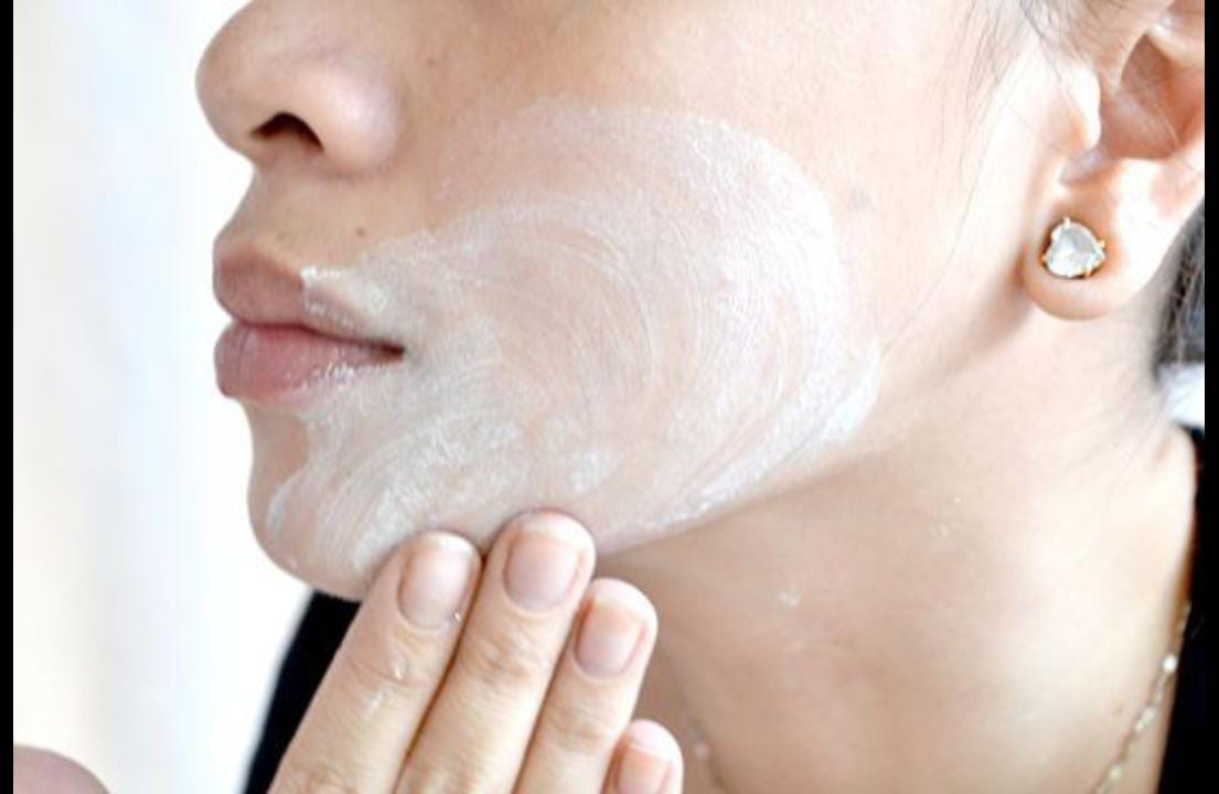 ilustrasi wanita sedang mengoleskan masker ke wajahnya (pinterest)