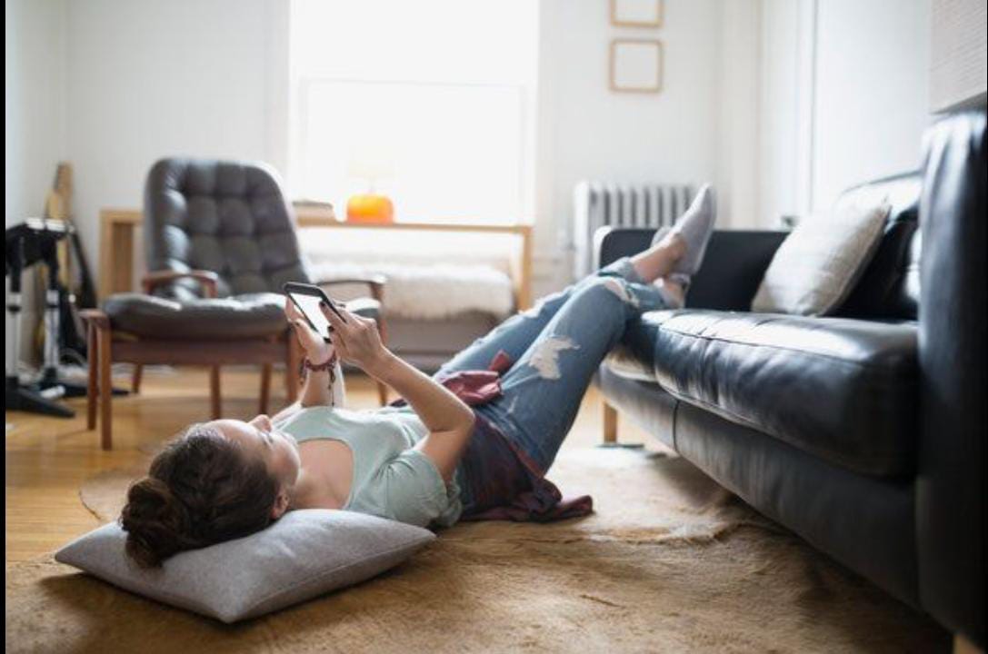 ilustrasi seseorang sedang rebahan (pinterest)