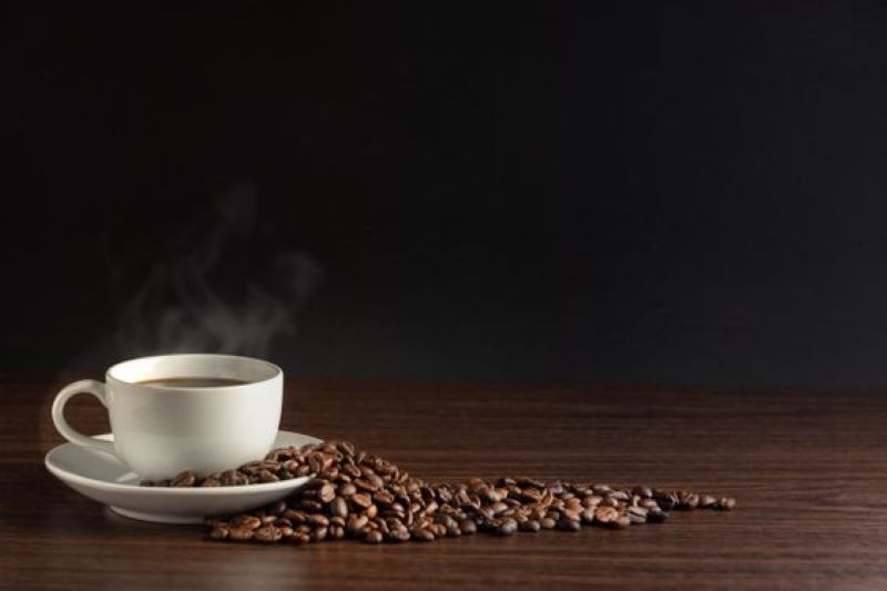 Secangkir kopi hitam.