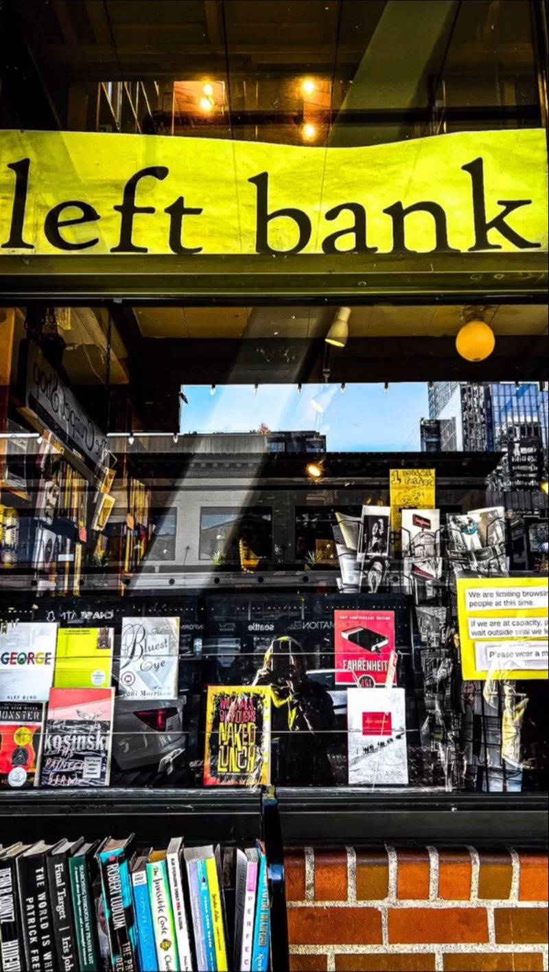 Berburu buku impor di Semarang.