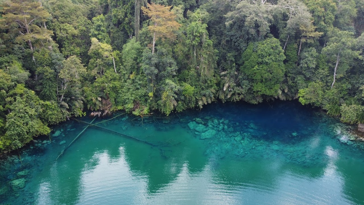 Keindahan Labuan Cermin dengan air birunya yang jernih.