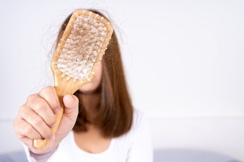 Penyebab dan cara mengatasi rambut rontok.