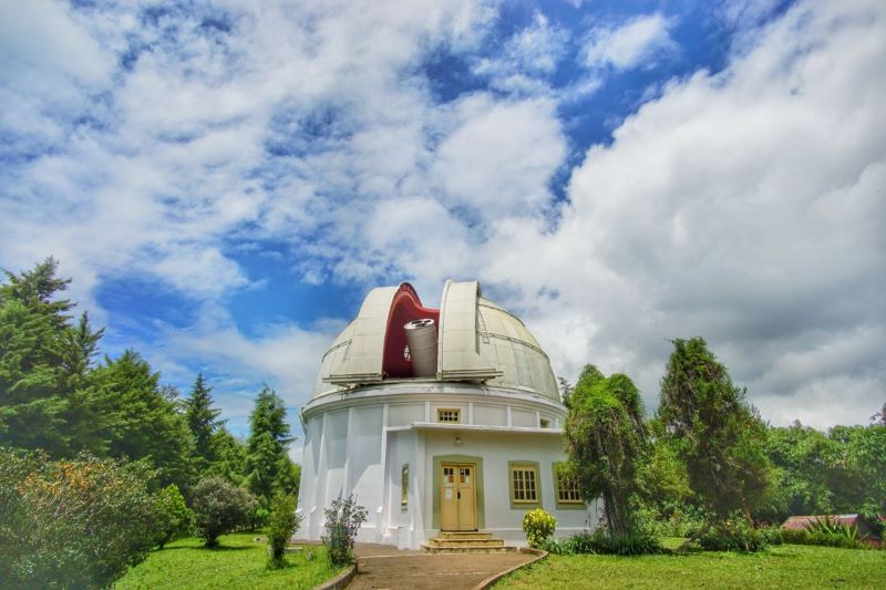 Pengunjung dapat menikmati pemandangan dan pengalaman astronomi di kubah putih ikonik Observatorium Bosscha.