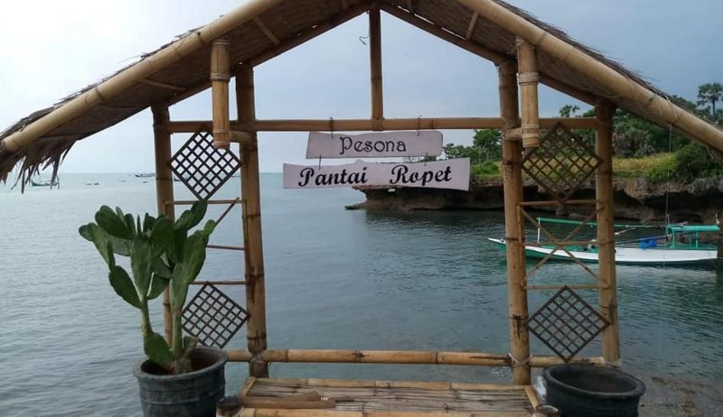 Pantai Ropet yang berada di Gili Iyang.