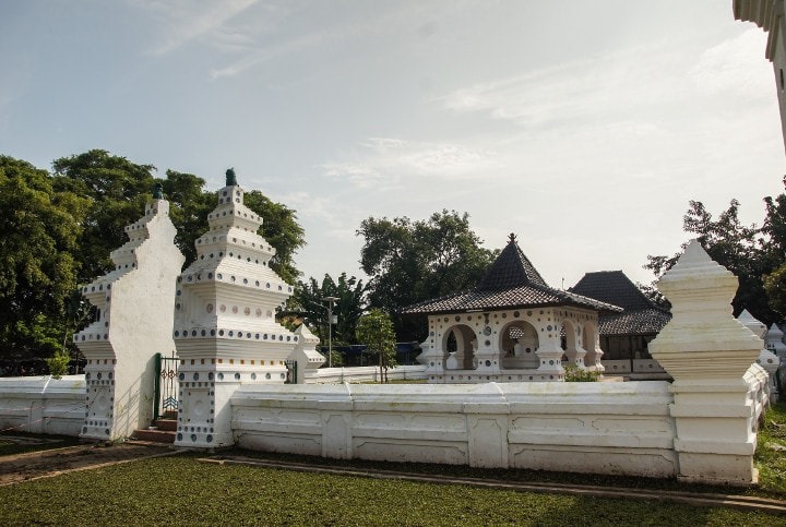 Keraton Kanoman, saksi bisu kejayaan Cirebon yang masih hidup hingga kini.