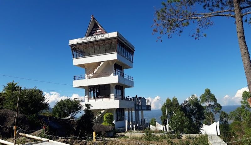 Menikmati panorama Danau Toba dari puncak Menara Pandang Tele.