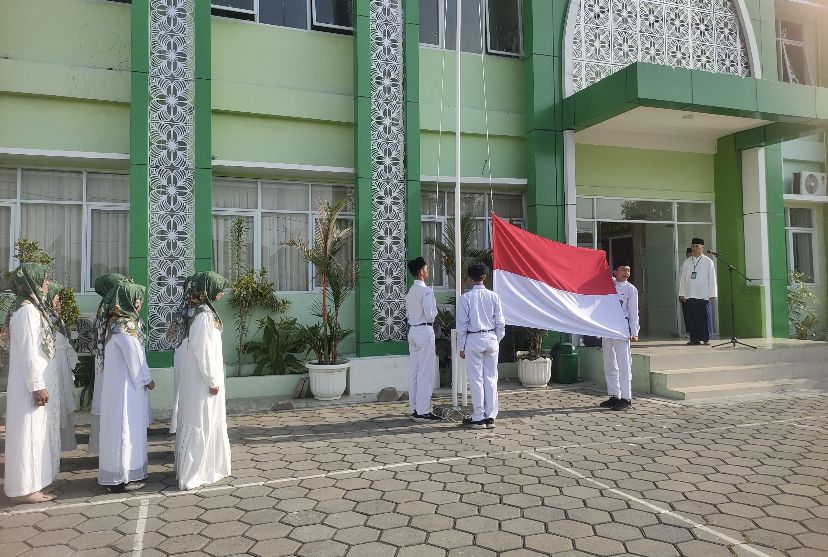 Madrasah Aliyah Negeri (MAN) 4 Bantul menggelar upacara peringatan Hari Santri Nasional (HSN), di halaman madrasah, Selasa (22/10/2024)