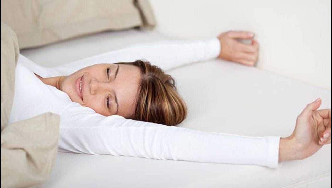 ilustrasi wanita tidur tanpa menggunakan bantal (pinterest)