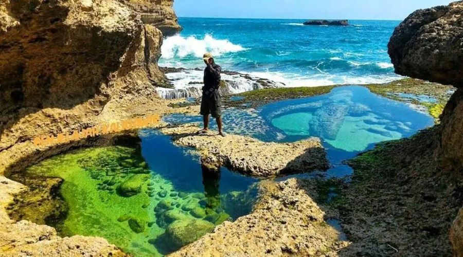 Keindahan Pantai Kalipucung dengan infinity pool yang indah.