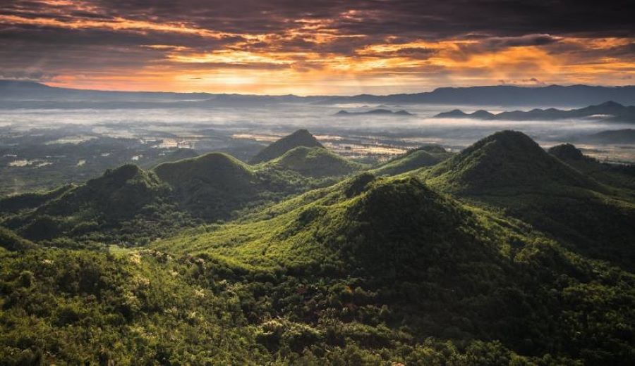 Puncak Bukit Cumbri menyuguhkan panorama alam memukau, ideal untuk menyaksikan sunrise dan sunset.