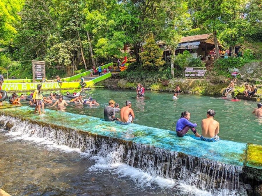 Berendam di Situ Tirta Marta Purbalingga.