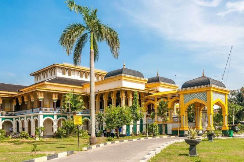 Keindahan Arsitektur Istana Maimun, simbol kejayaan Kesultanan Deli. Mari kita selami sejarah dan budaya Medan yang kaya di tempat bersejarah ini.