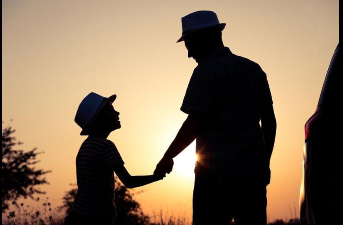 ilustrasi seorang anak kecil memegang tangan ayahnya (pinterest)