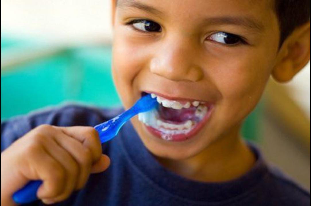 ilustrasi seorang anak laki-laki sedang menyikat gigi (pinterest)