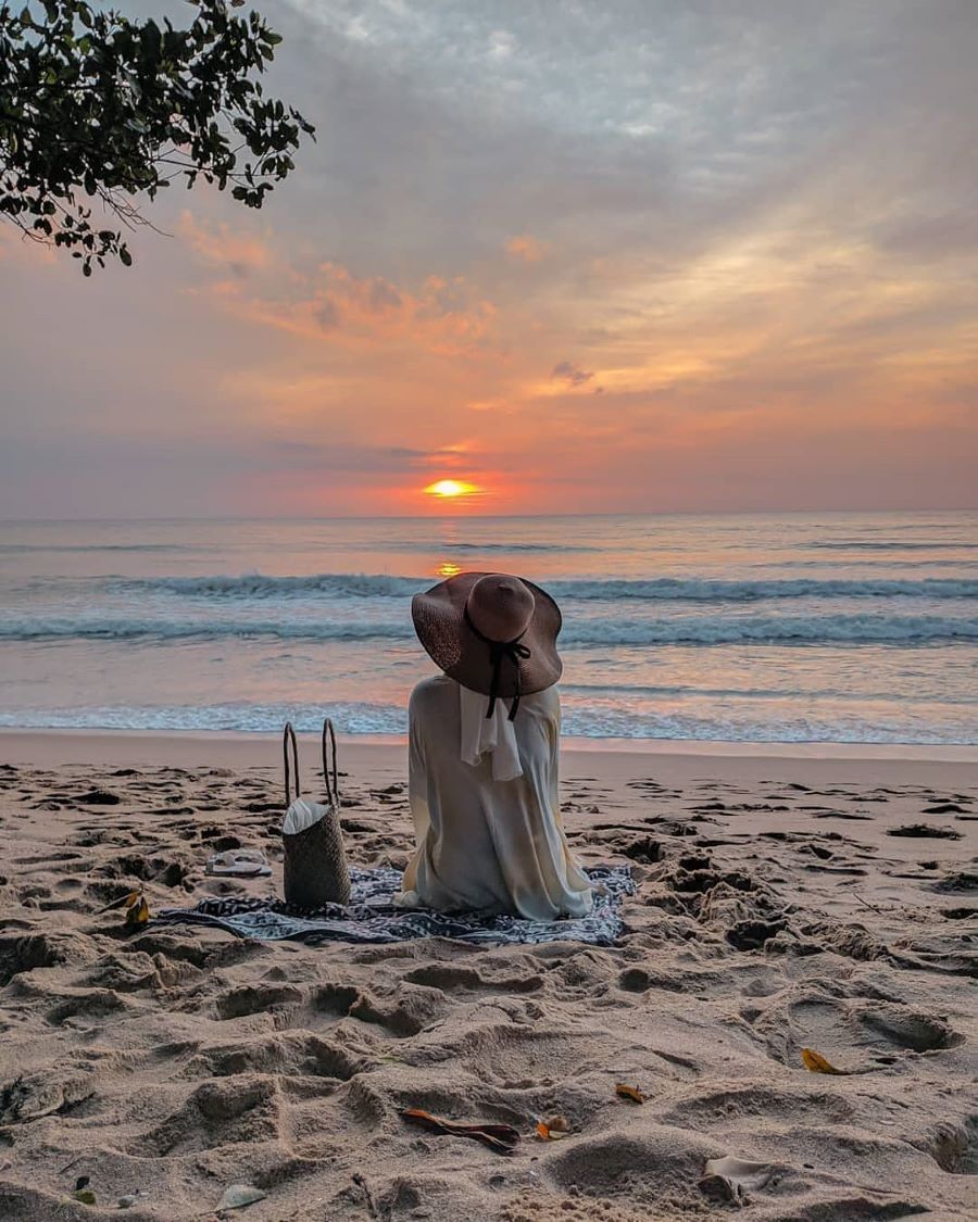 Menikmati suasana sunset di pantai Carita.