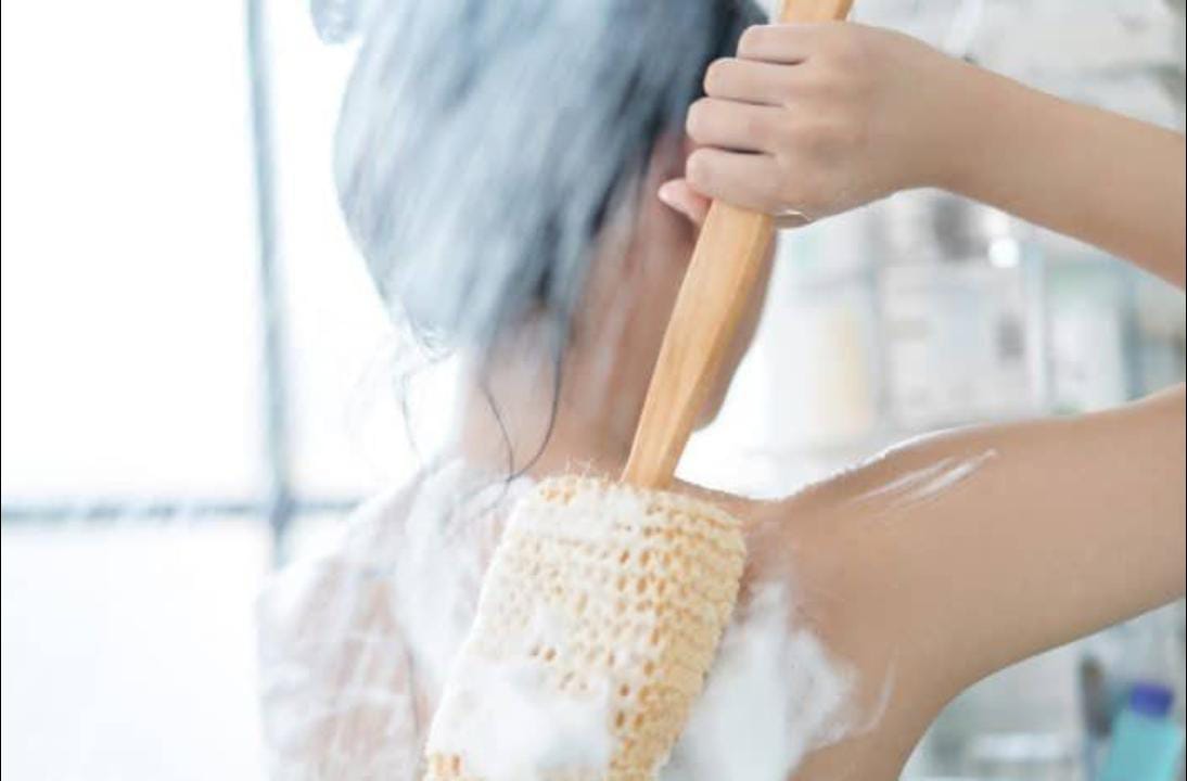 ilustrasi perempuan sedang mandi menggunakan sabun pemutih (pinterest)