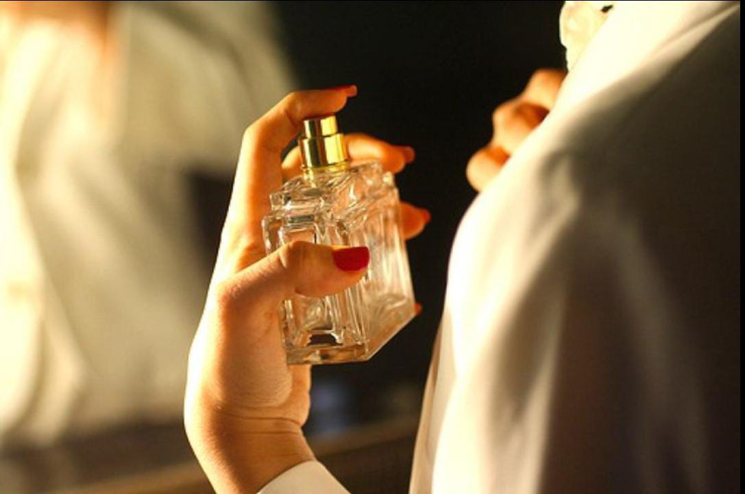 ilustrasi menyemprotkan parfum ke tubuh (pinterest)