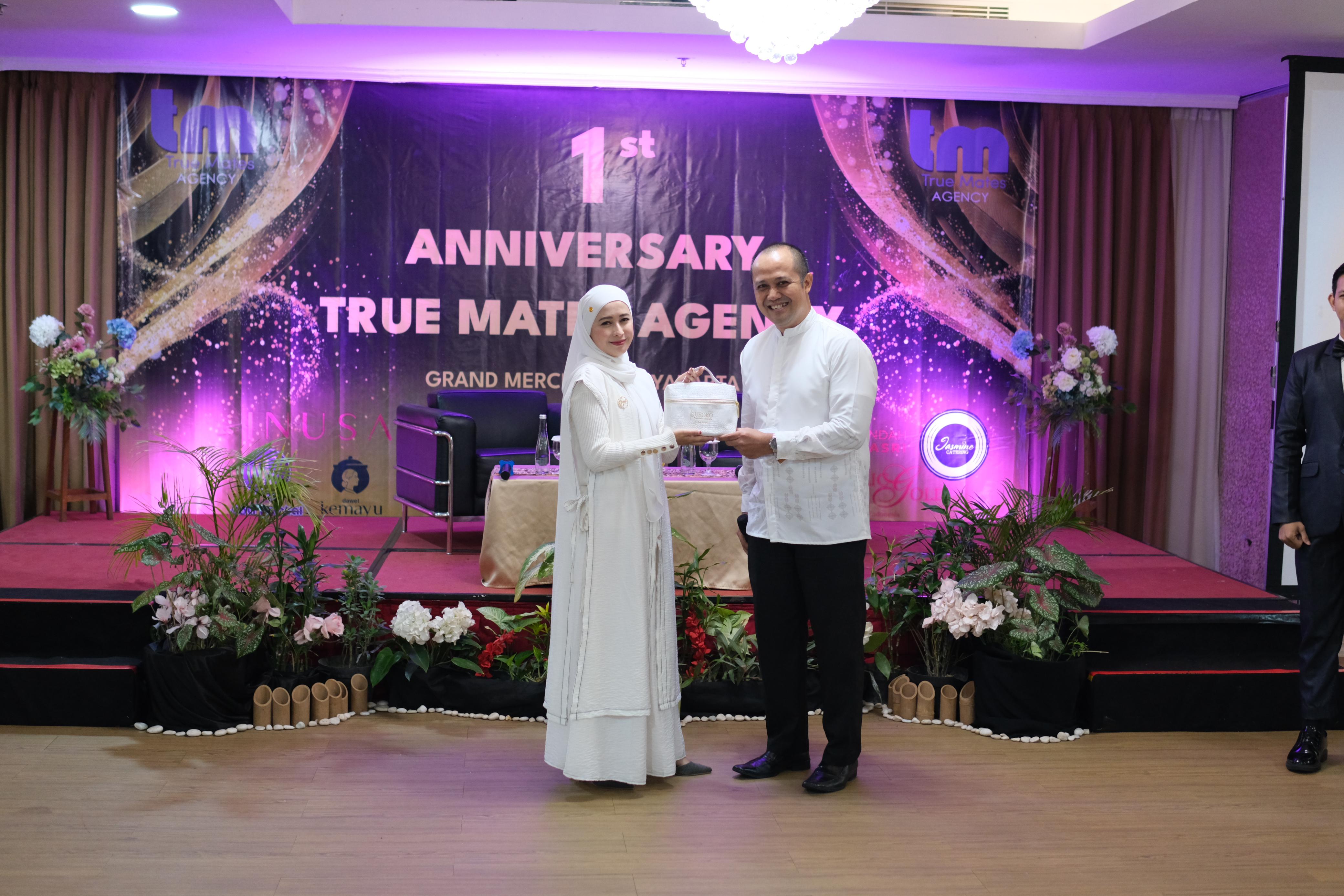Ratu Felisha didampingi suaminya Adhy Teguh.