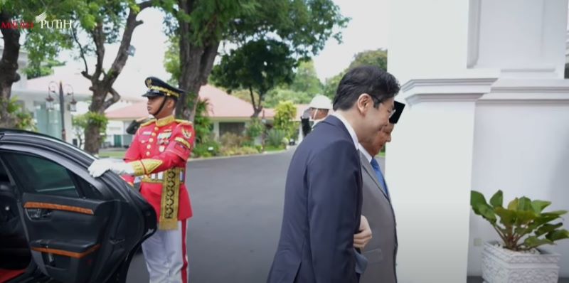 Presiden Republik Indonesia Prabowo Subianto sambut Perdana Menteri Singapura Lawrence Wong.