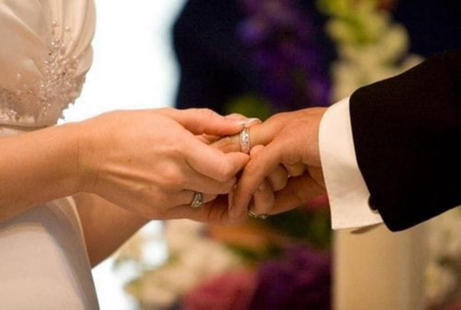 ilustrasi tukar cincin saat tunangan (pinterest)